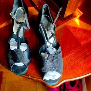 Dance heels with open toe and textured front